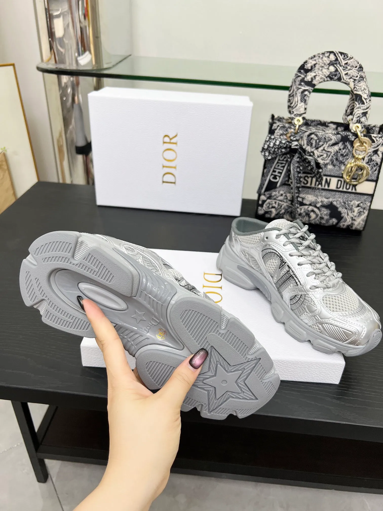 p560🐮🐮This Dior Chrono sports half slipper reinterprets running shoes with Dior's haute couture style. Gray mesh fabric is paired with tonal suede calfskin panels, the CD logo on the side, the star patch on the tongue and the Dior logo on the heel, all in classic fine detail. Featuring two-tone laces and a lightweight sole with star graphics, they can be worn year-round. Size: Women’s size 35-41 (35/42 can be customized) Men’s size 40-46 (men’s version is being printed) Color: 12 colors available